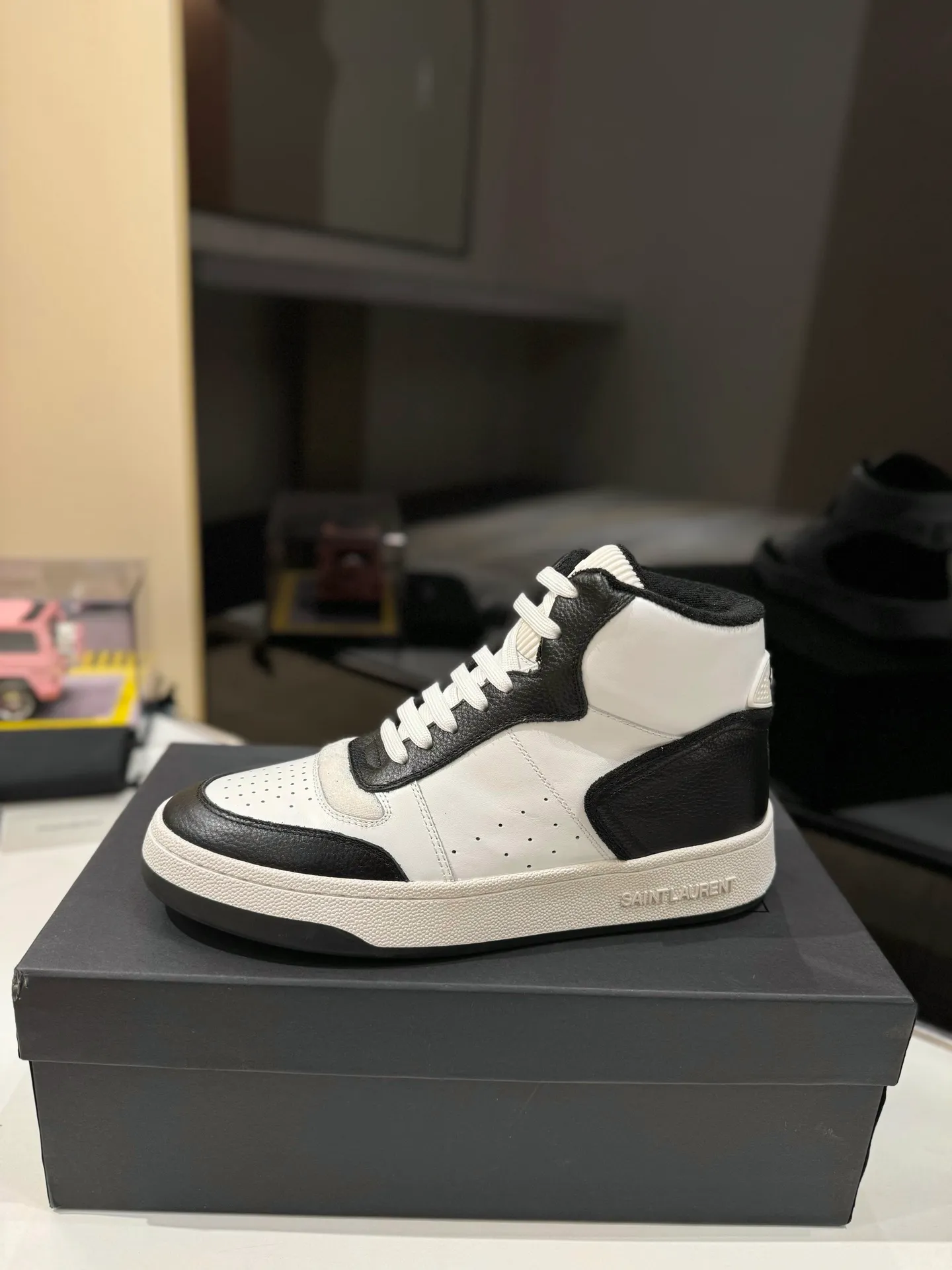 👟👟Ex-factory price 680👟👟 [High version for couples] YSL SAINT LAURENT Yves Saint Laurent SL61, the latest popular casual series in spring and summer...👍👍 Yves Saint Laurent SL61, original purchase, 1:1 replica, fresh blood injection and casual retro design, super good-looking and versatile, the upper is made of cowhide punching and splicing, the upper is super soft , lightweight and comfortable to match with sweatshirts, it is recommended to have one pair in each hand😁 ✅Fabric: Original customized cowhide ➕Punching process ➕Last process ✅Inner lining: Original towel lining ✅Feet: Original customized cowhide ✅Outsole: Original molded two-color bottom ✅Packaging: Original full set of packaging ✅Code number: 35-46 (Female 41.42. Male 38.45.46 Customized, non-returnable)